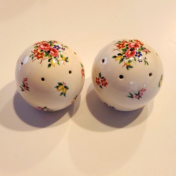 TWO Vintage Pomander/Potpourri holders. England. Handpainted bone china. - Picture 3 of 9